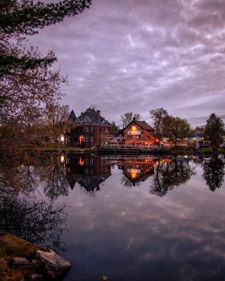 WATERFRONT-GASTROPUB at night