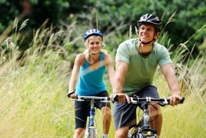 Two people cycling in a trail