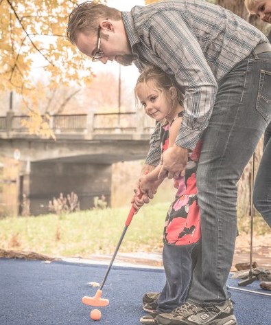 Family play min-golf together